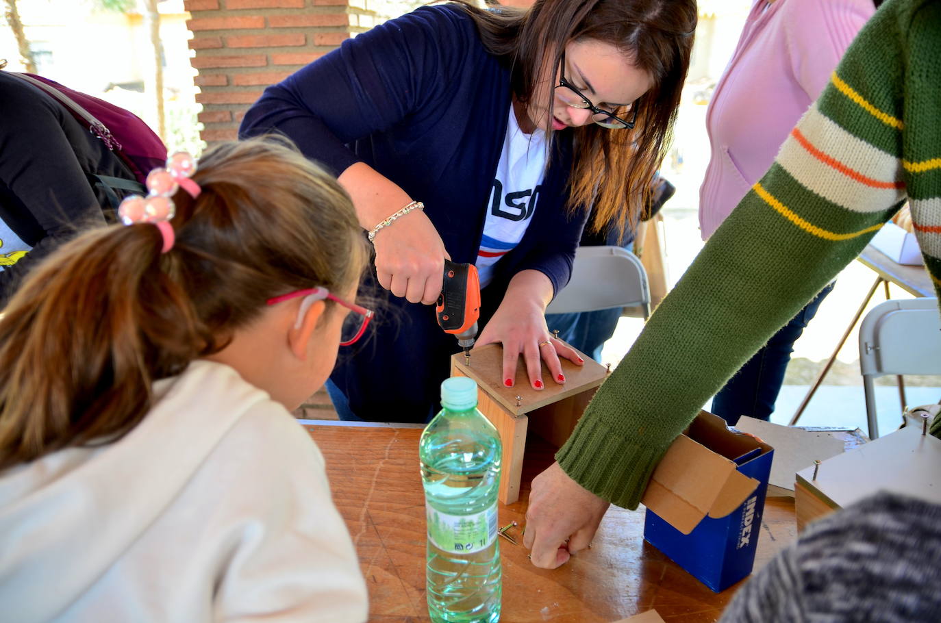 Fotos: Taller de construcción de cajas nido en el Parque de los Pinos