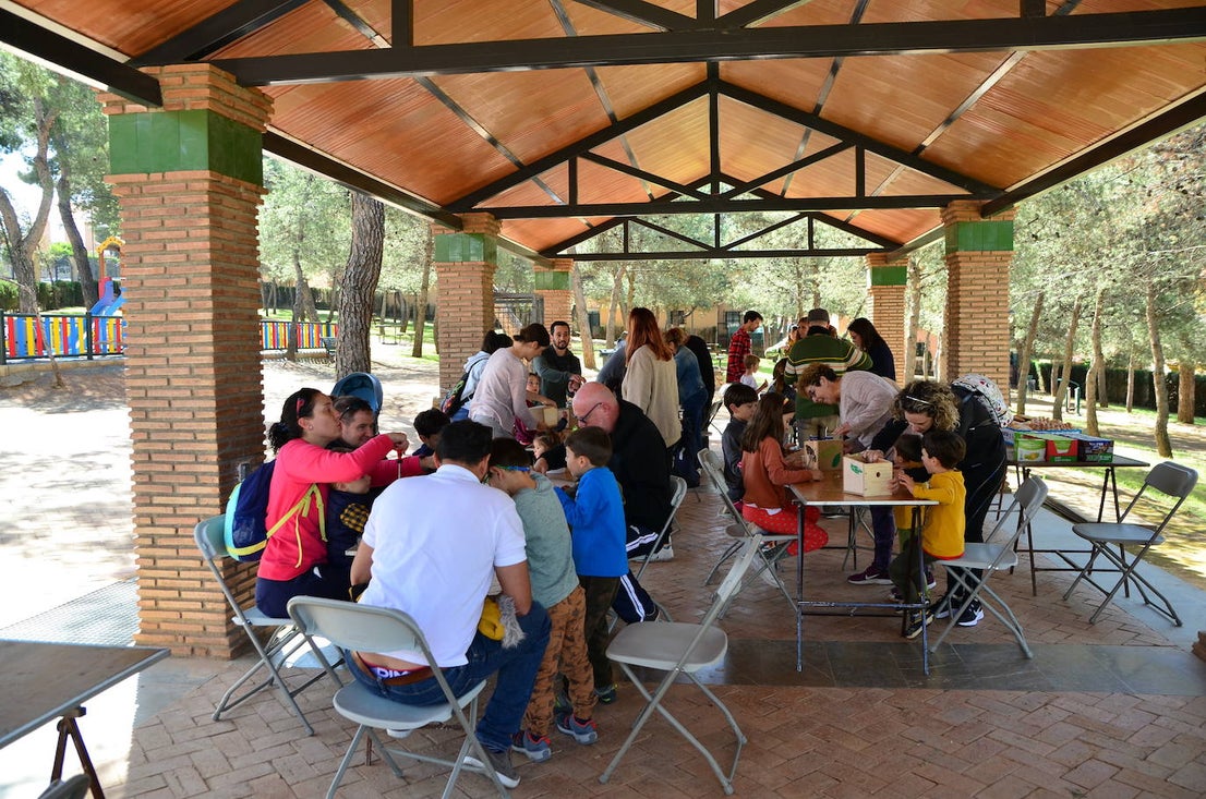 Fotos: Taller de construcción de cajas nido en el Parque de los Pinos