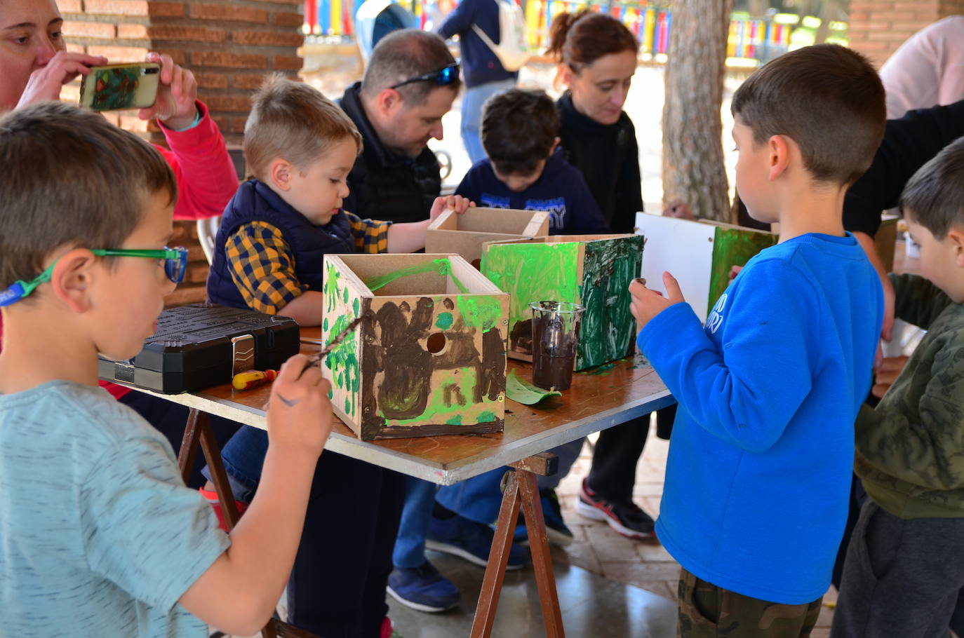 Fotos: Taller de construcción de cajas nido en el Parque de los Pinos