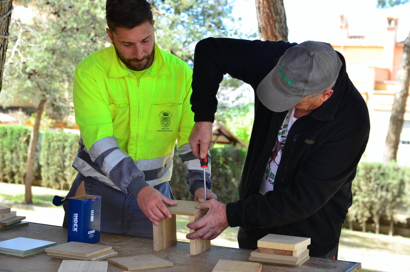 Fotos: Taller de construcción de cajas nido en el Parque de los Pinos
