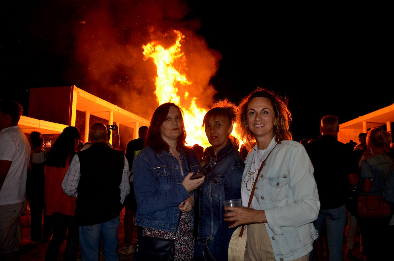 Huétor Vega programó una noche de San Juan con pop rock en directo.