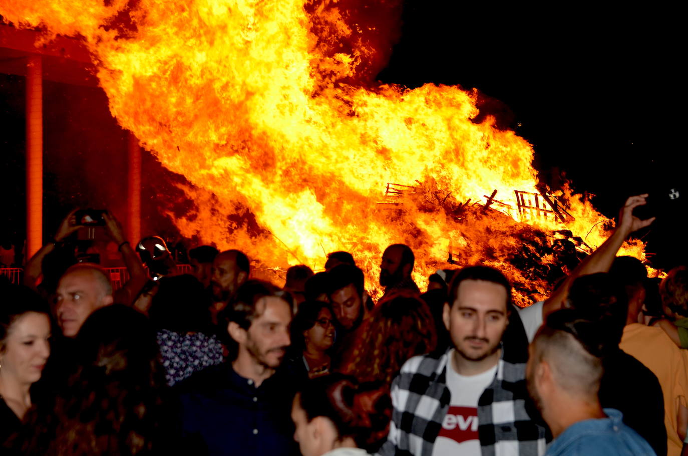 Huétor Vega programó una noche de San Juan con pop rock en directo.