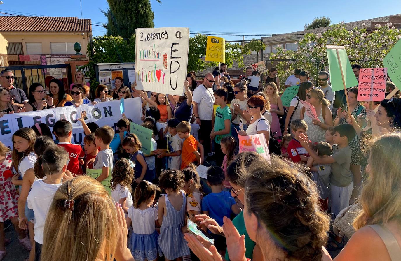 Protesta de madres y padres del colegio Nuestra Señora de las Angustias por el relevo del director.