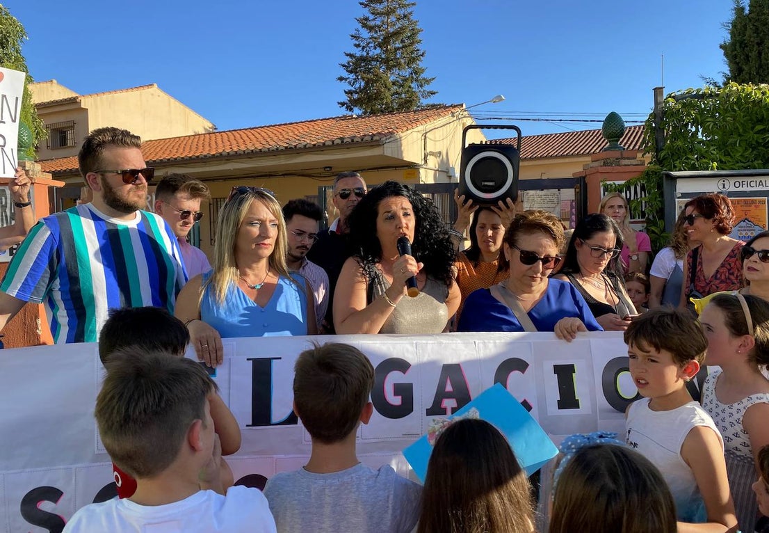 Protesta de madres y padres del colegio Nuestra Señora de las Angustias por el relevo del director.