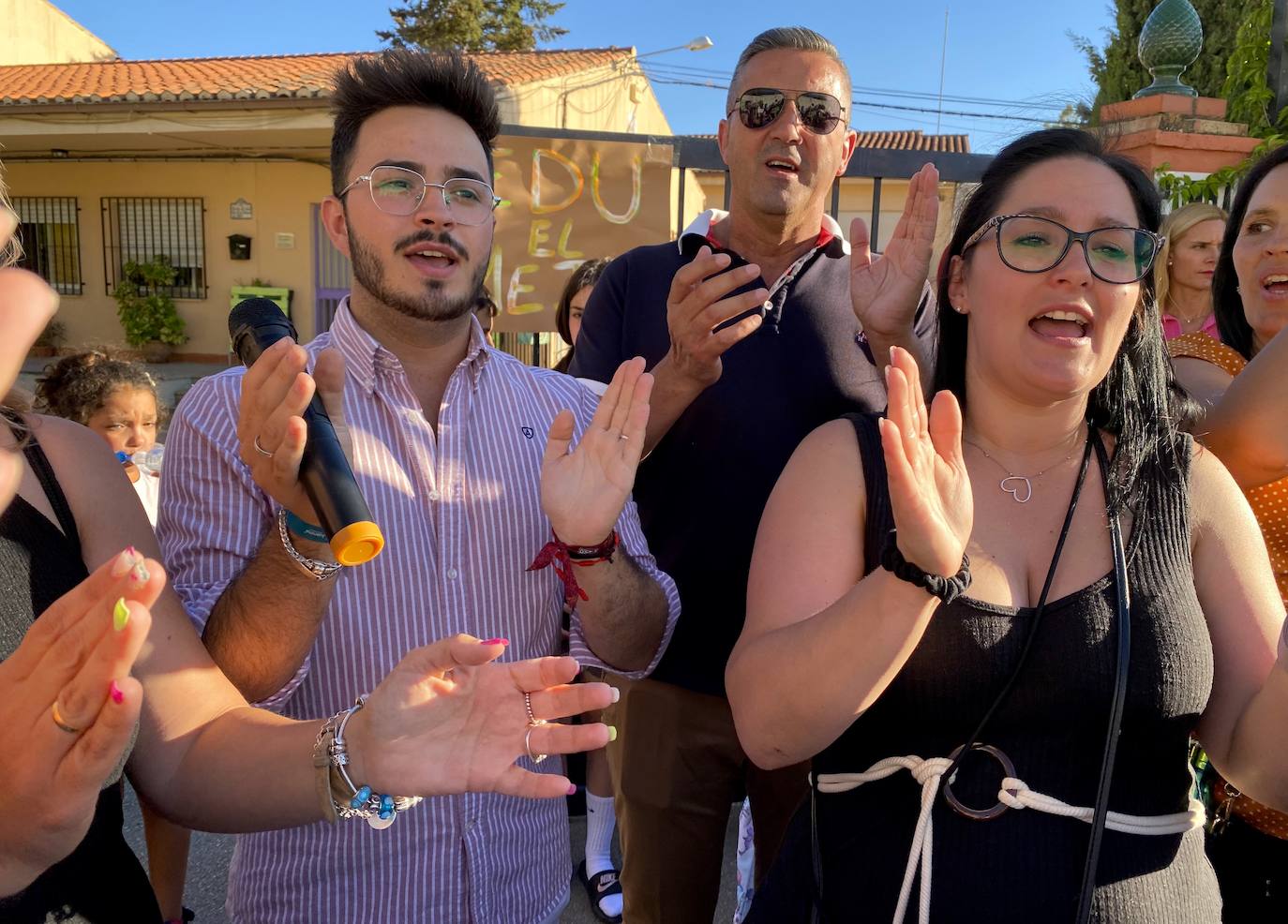 Protesta de madres y padres del colegio Nuestra Señora de las Angustias por el relevo del director.