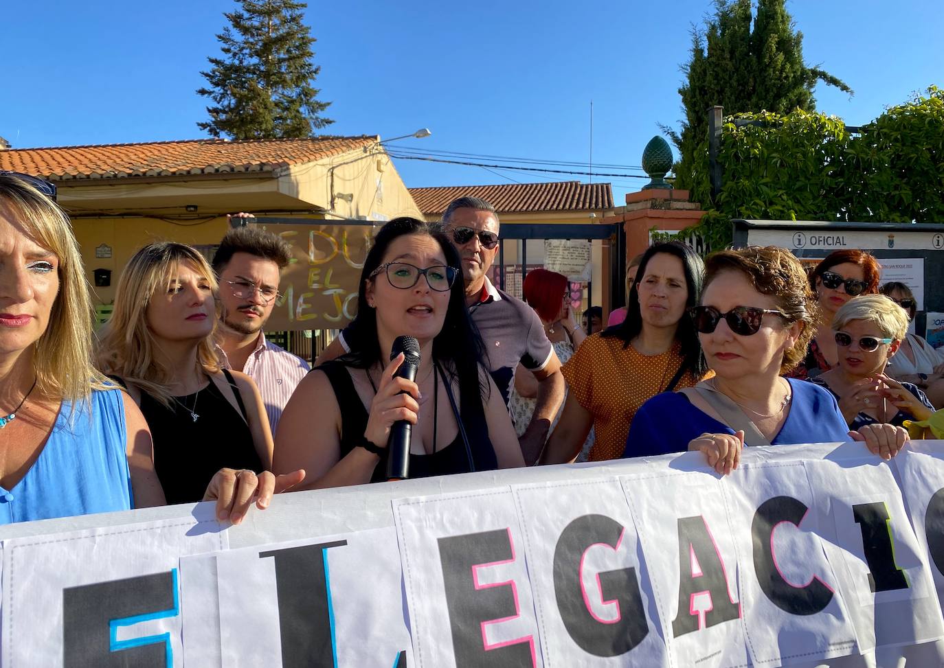 Protesta de madres y padres del colegio Nuestra Señora de las Angustias por el relevo del director.