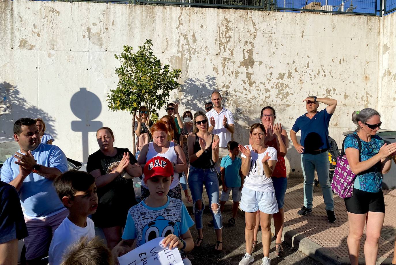 Protesta de madres y padres del colegio Nuestra Señora de las Angustias por el relevo del director.
