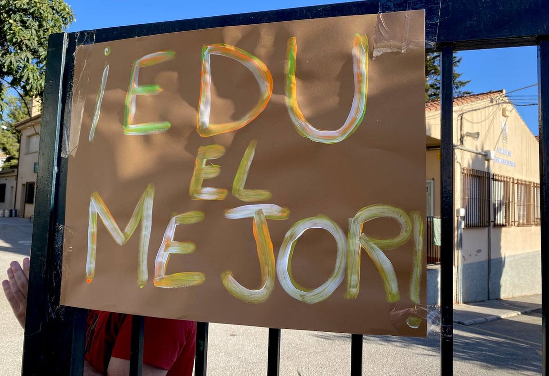 Protesta de madres y padres del colegio Nuestra Señora de las Angustias por el relevo del director.
