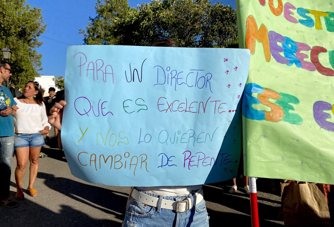 Protesta de madres y padres del colegio Nuestra Señora de las Angustias por el relevo del director.