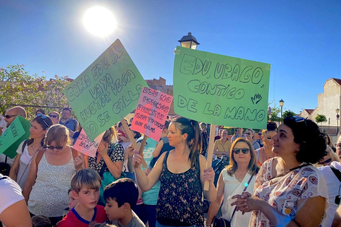 Protesta de madres y padres del colegio Nuestra Señora de las Angustias por el relevo del director.