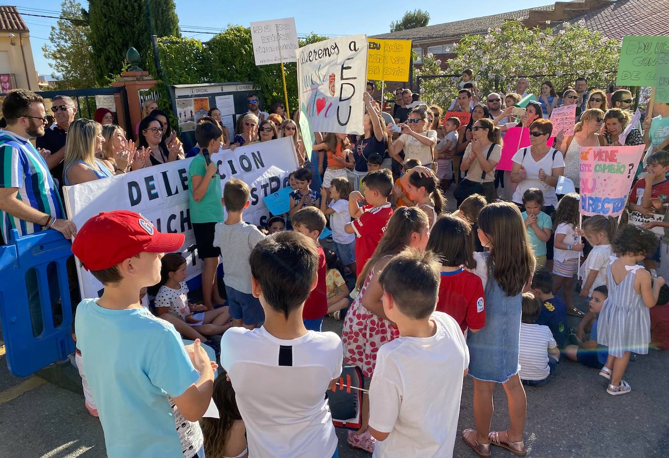 Protesta de madres y padres del colegio Nuestra Señora de las Angustias por el relevo del director.