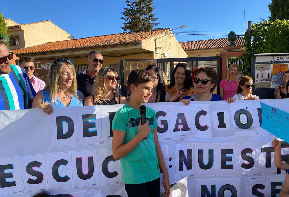 Protesta de madres y padres del colegio Nuestra Señora de las Angustias por el relevo del director.