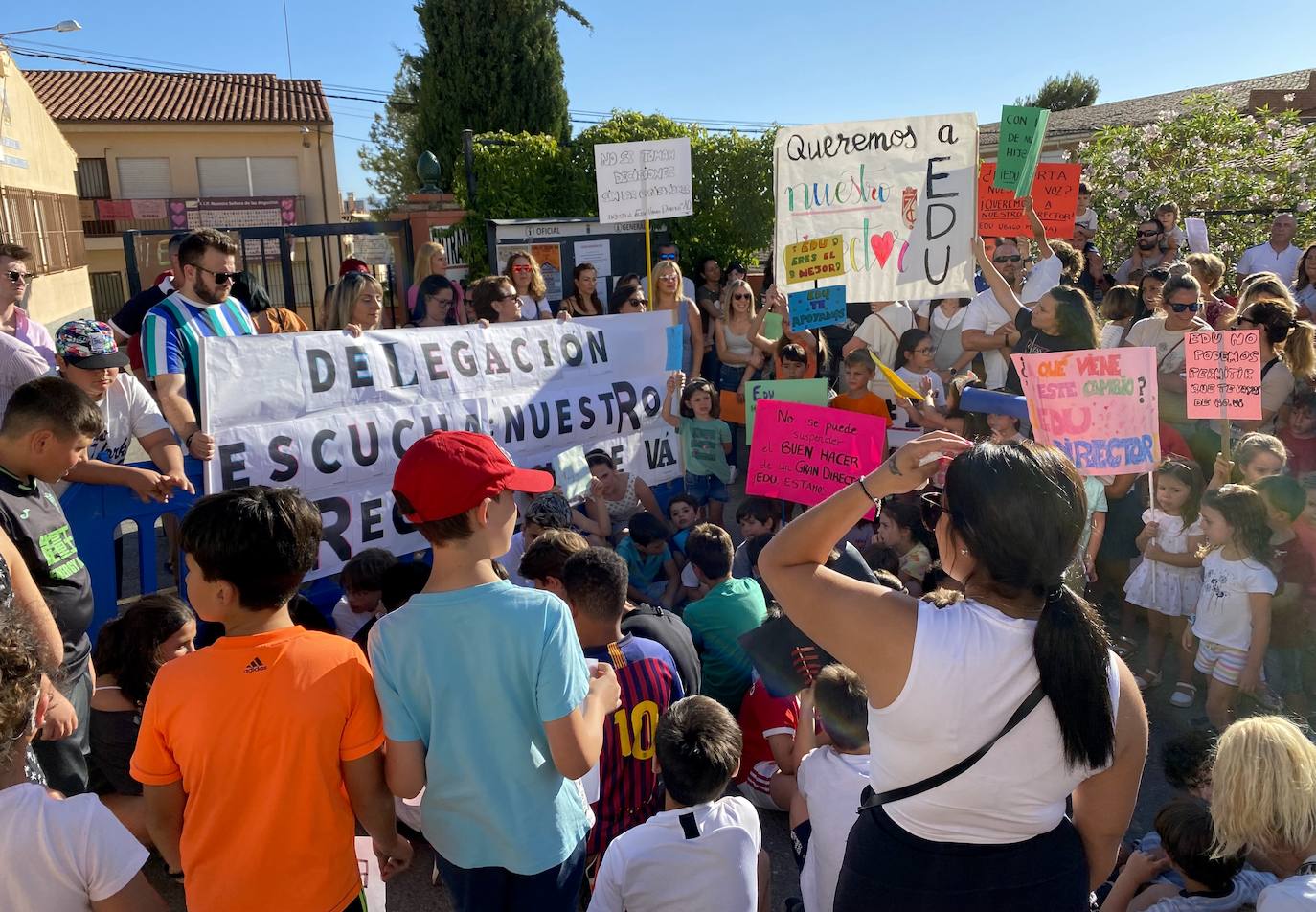 Protesta de madres y padres del colegio Nuestra Señora de las Angustias por el relevo del director.