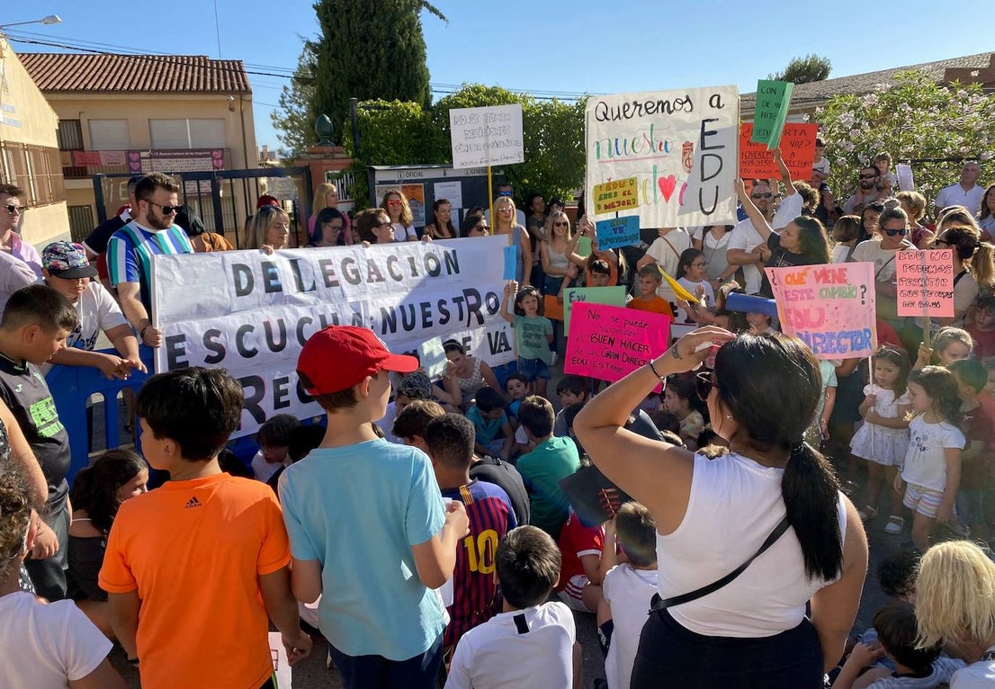 Protesta de madres y padres del colegio Nuestra Señora de las Angustias por el relevo del director.