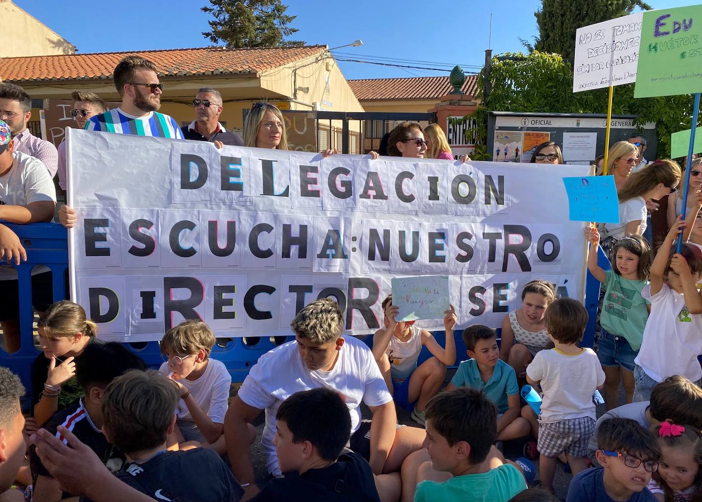 Protesta de madres y padres del colegio Nuestra Señora de las Angustias por el relevo del director.