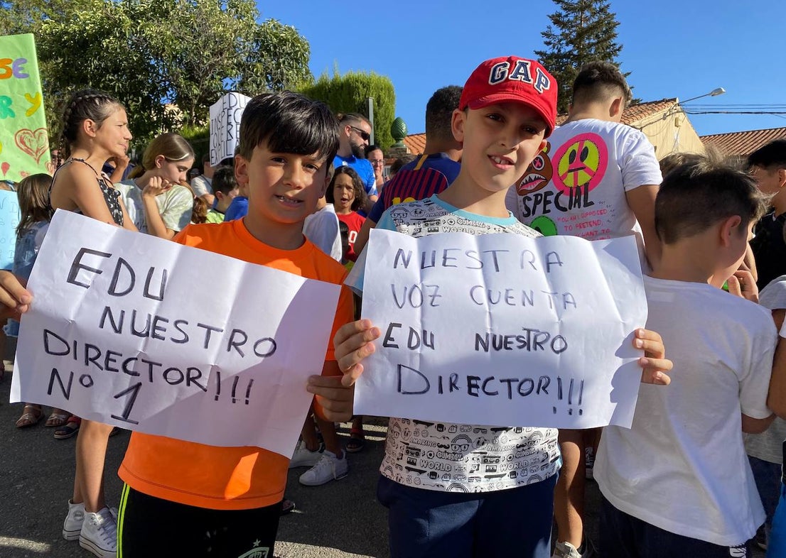Protesta de madres y padres del colegio Nuestra Señora de las Angustias por el relevo del director.