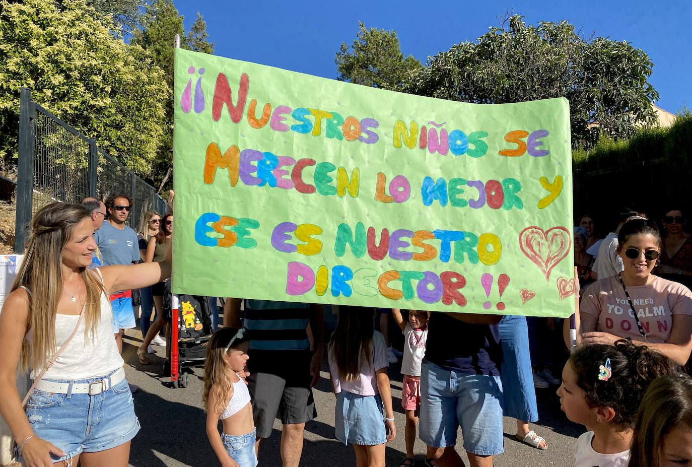 Protesta de madres y padres del colegio Nuestra Señora de las Angustias por el relevo del director.