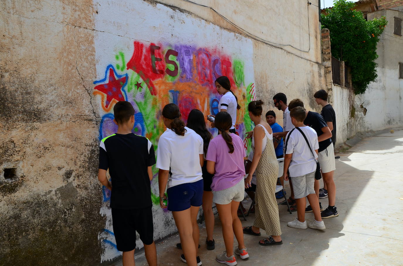 La juventud de Huétor Vega ha hecho hoy un grafiti en el Espacio Joven.