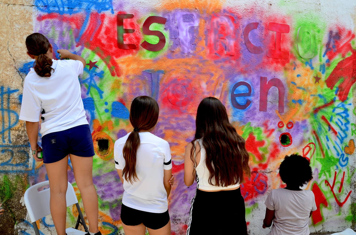 La juventud de Huétor Vega ha hecho hoy un grafiti en el Espacio Joven.