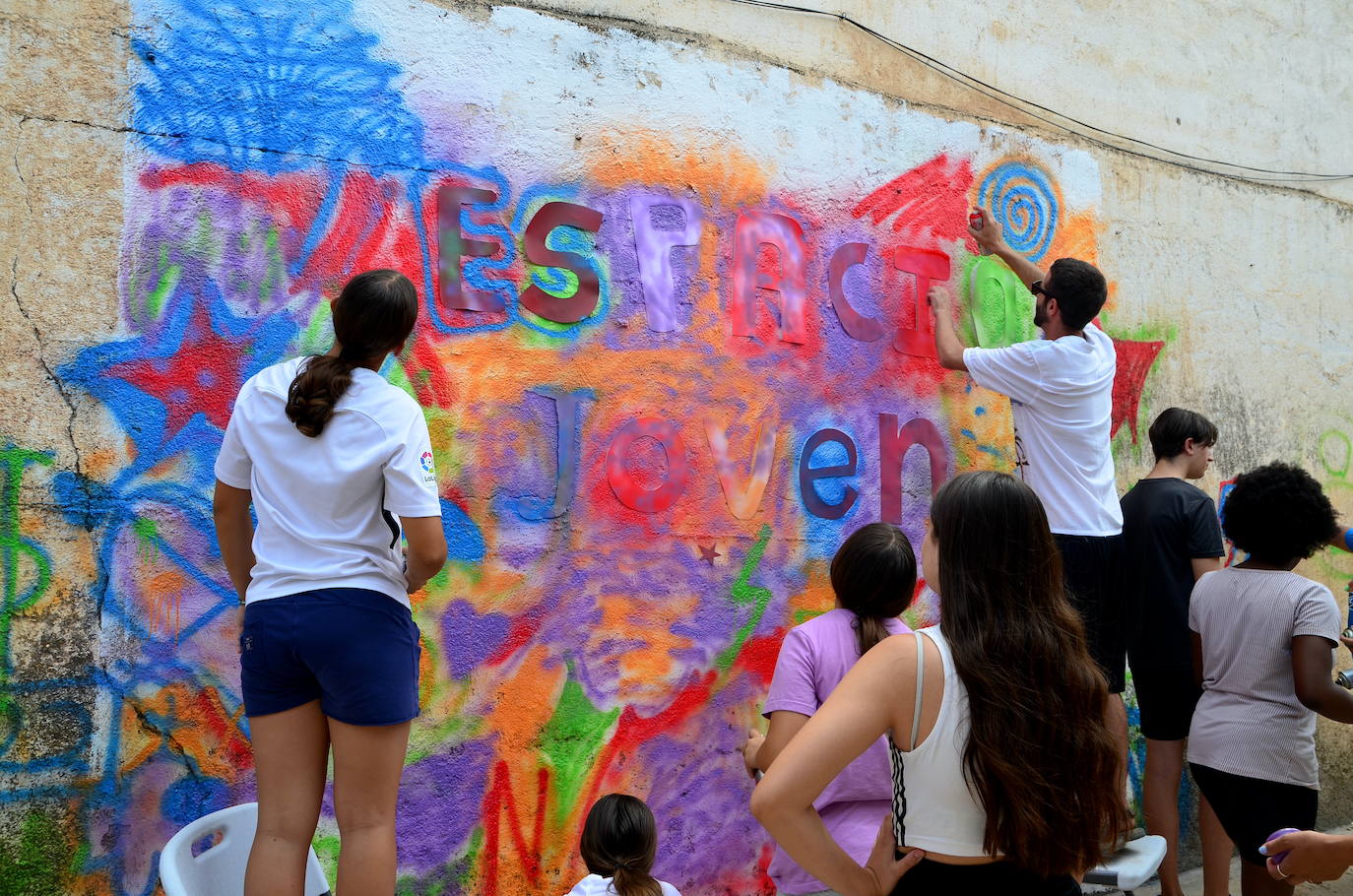 La juventud de Huétor Vega ha hecho hoy un grafiti en el Espacio Joven.