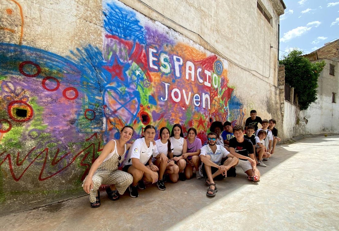 La juventud de Huétor Vega ha hecho hoy un grafiti en el Espacio Joven.