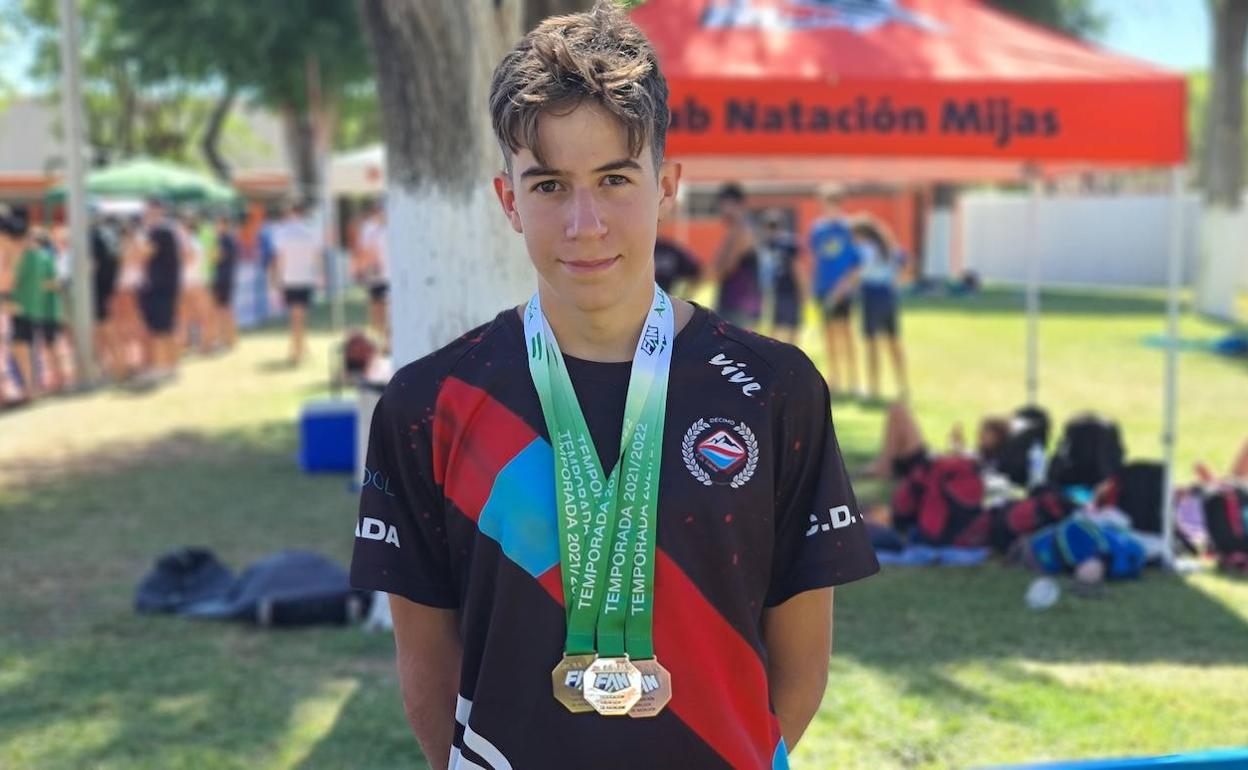 Raúl Aybar Gutiérrez, con las tres medallas.