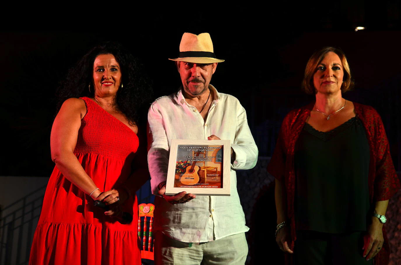 La alcaldesa de Huétor Vega, Elena Duque, con Miguel Baños, presidente de la peña La Parra Flamenca, y Elisa González Pedraza, concejala de Cultura.