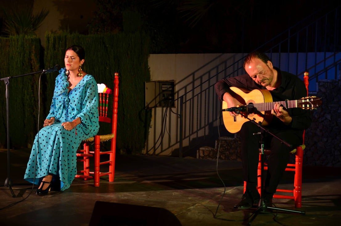 Lucía Leiva, con el guitarrista hueteño Ramón del Paso.