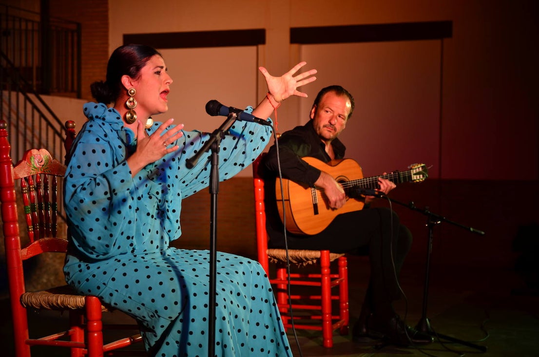 Lucía Leiva, con el guitarrista hueteño Ramón del Paso.
