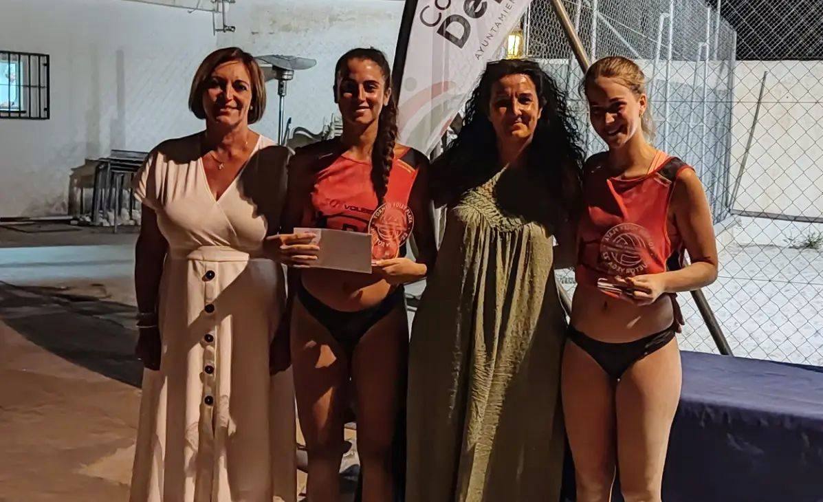 Entrega a las ganadoras del juvenil sénior femenino.