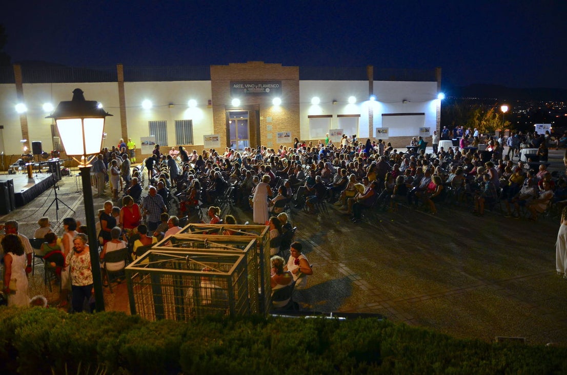 Más de 400 personas acudieron al pregón de las fiestas de Huétor Vega.