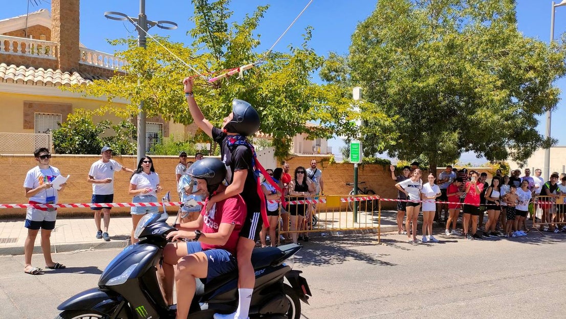 Cintas en moto, hoy junto al pabellón deportivo La Libertad de Huétor Vega.
