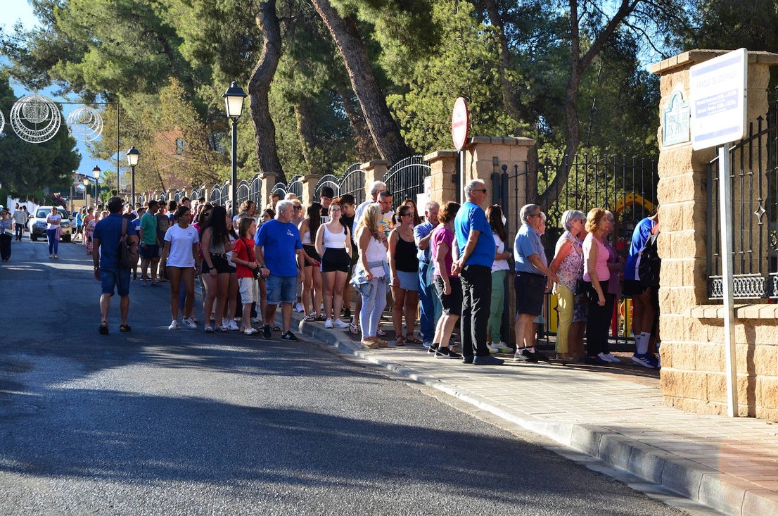 Desayuno popular, con churros, chocolate y la Charanga Vaso Largo, en el Parque de los Pinos de Huétor Vega.