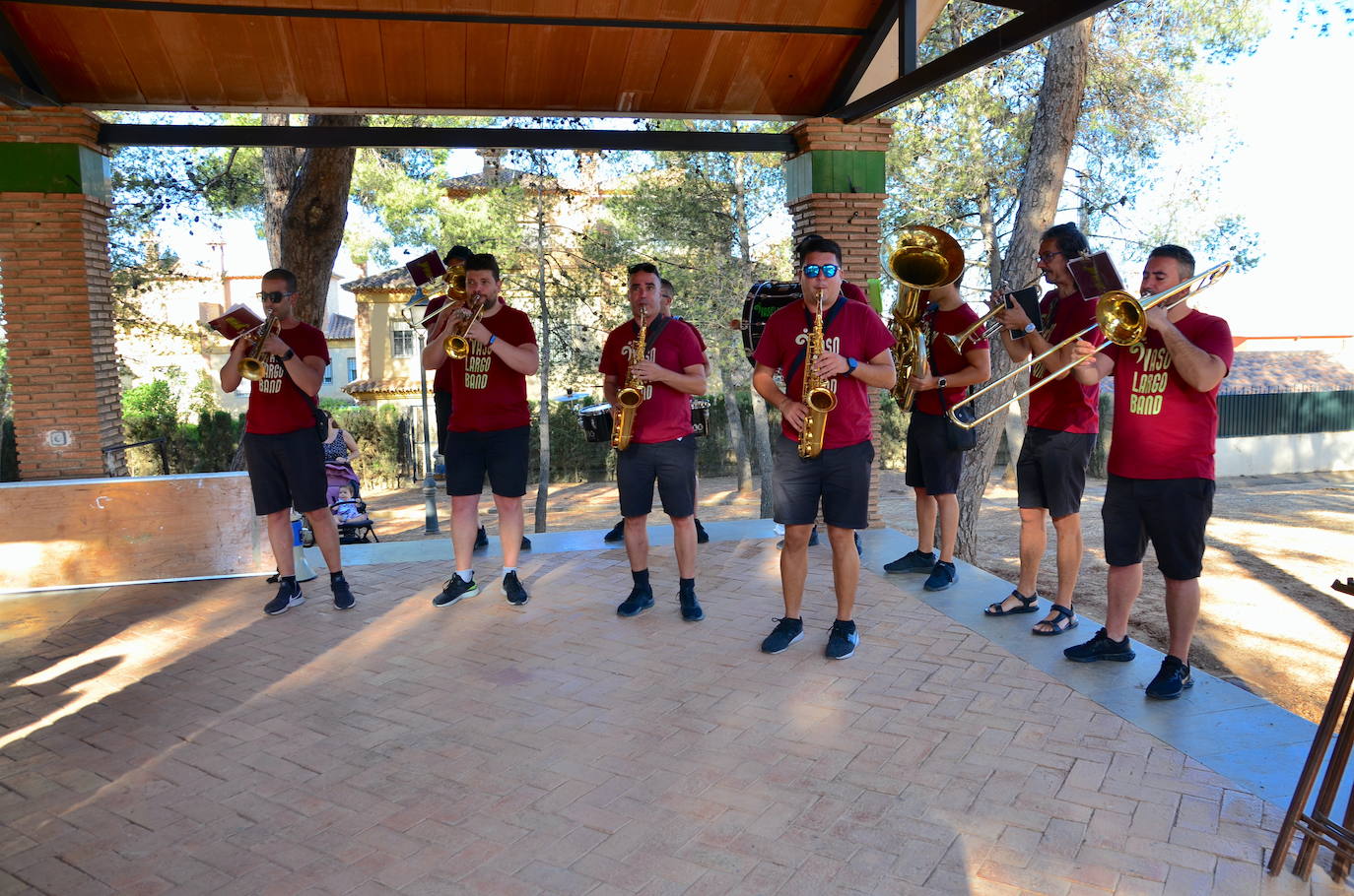 Desayuno popular, con churros, chocolate y la Charanga Vaso Largo, en el Parque de los Pinos de Huétor Vega.