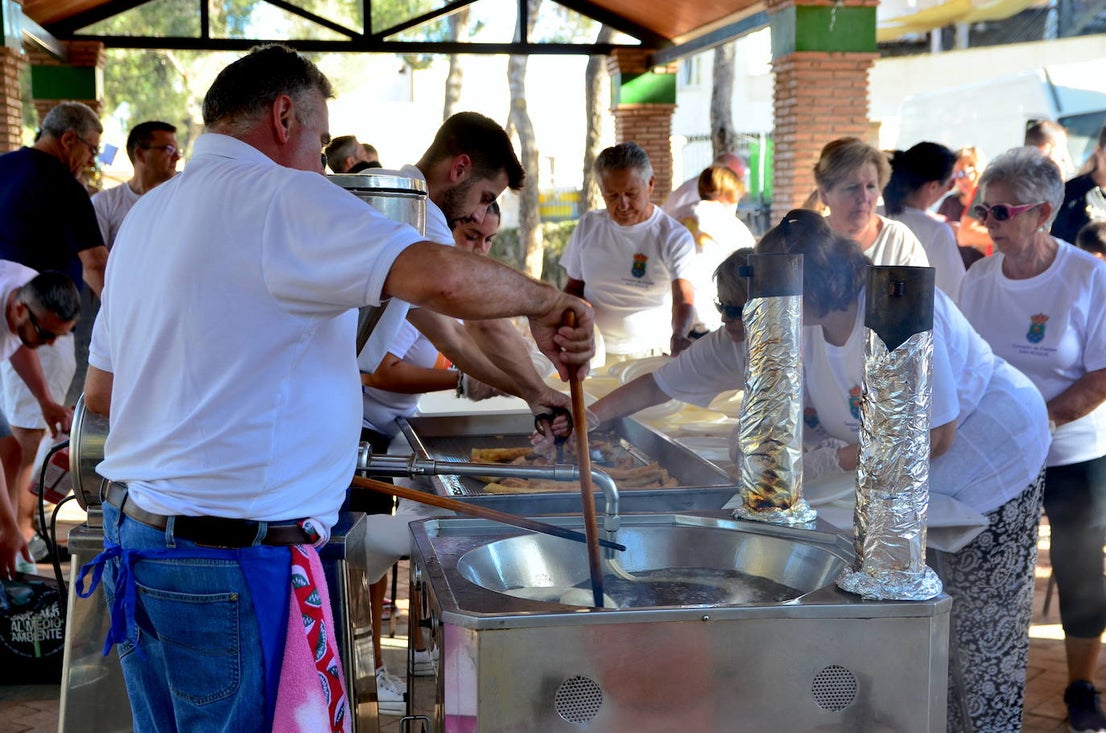 Desayuno popular, con churros, chocolate y la Charanga Vaso Largo, en el Parque de los Pinos de Huétor Vega.