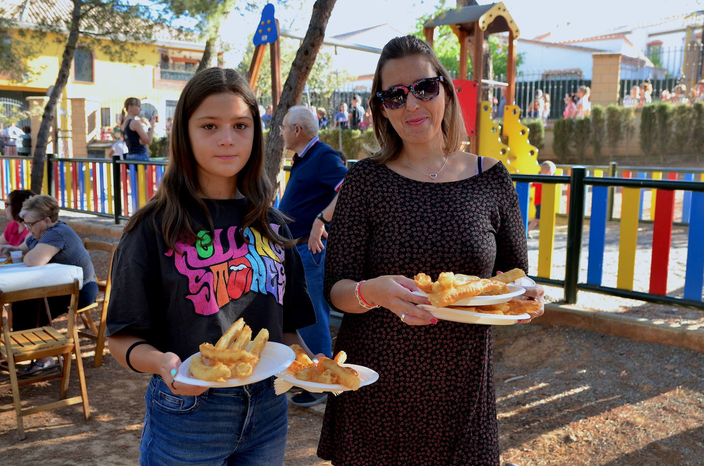 Desayuno popular, con churros, chocolate y la Charanga Vaso Largo, en el Parque de los Pinos de Huétor Vega.