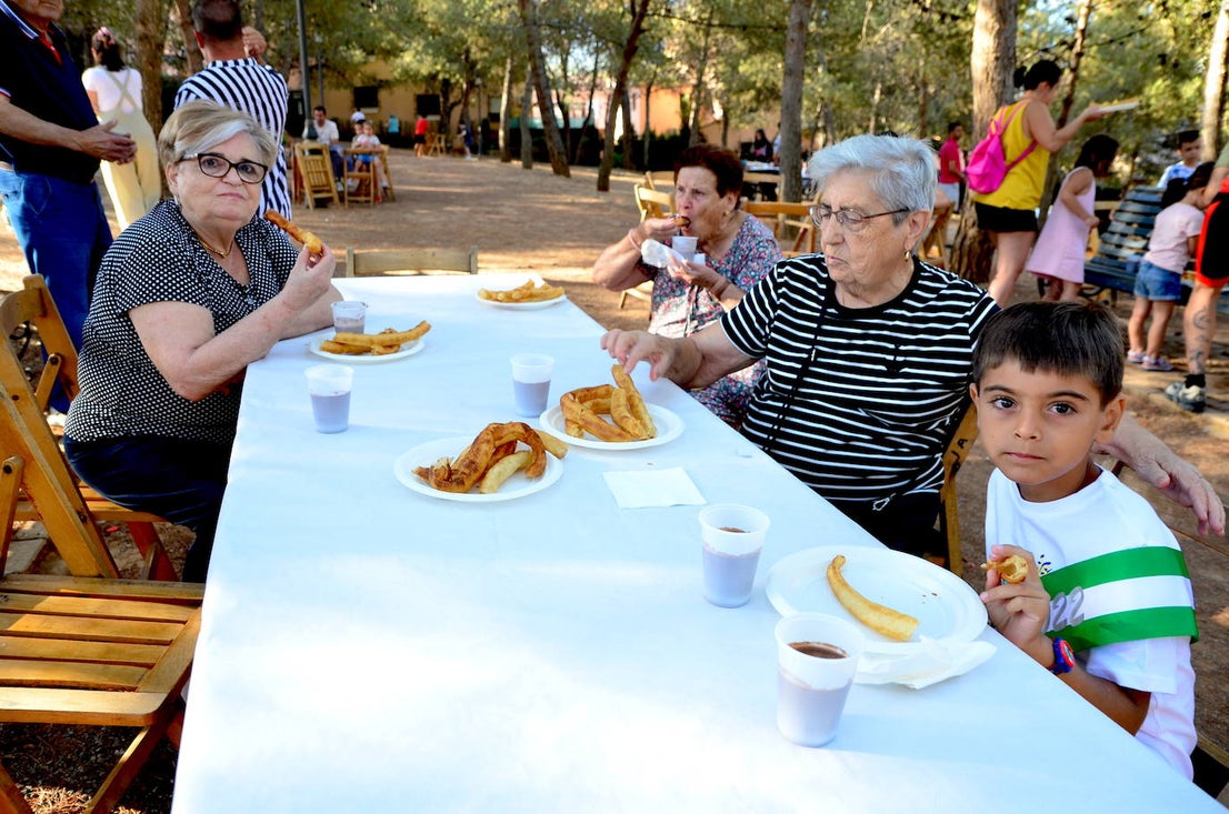 Desayuno popular, con churros, chocolate y la Charanga Vaso Largo, en el Parque de los Pinos de Huétor Vega.