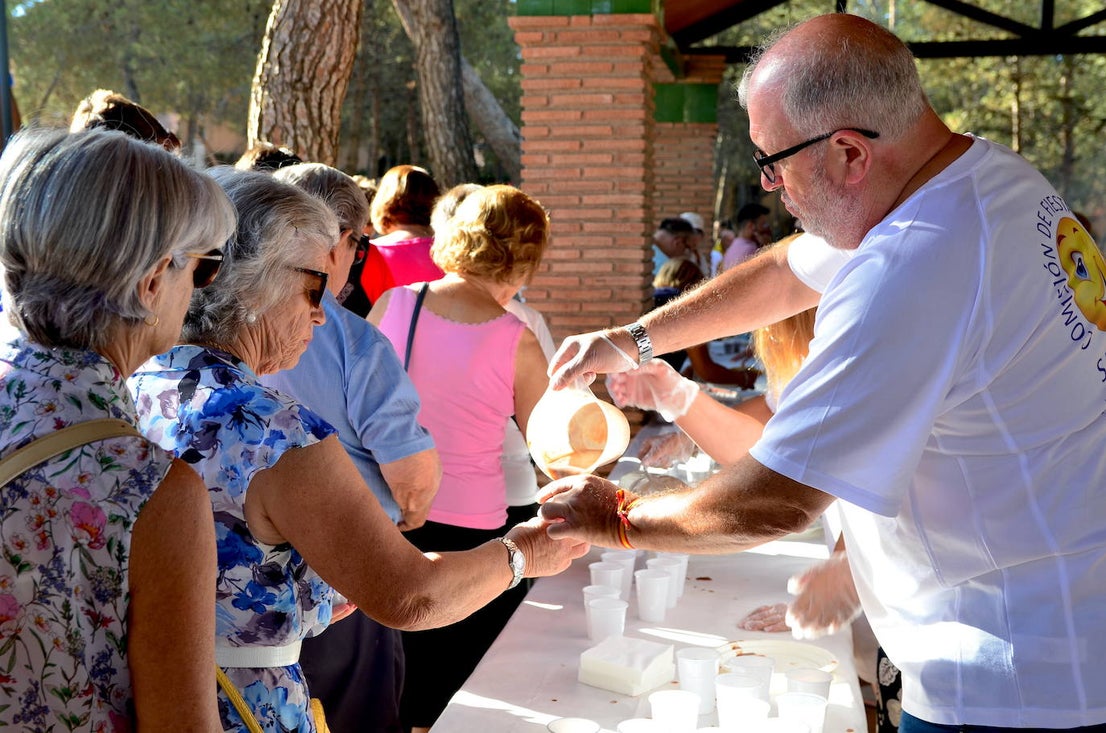 Desayuno popular, con churros, chocolate y la Charanga Vaso Largo, en el Parque de los Pinos de Huétor Vega.