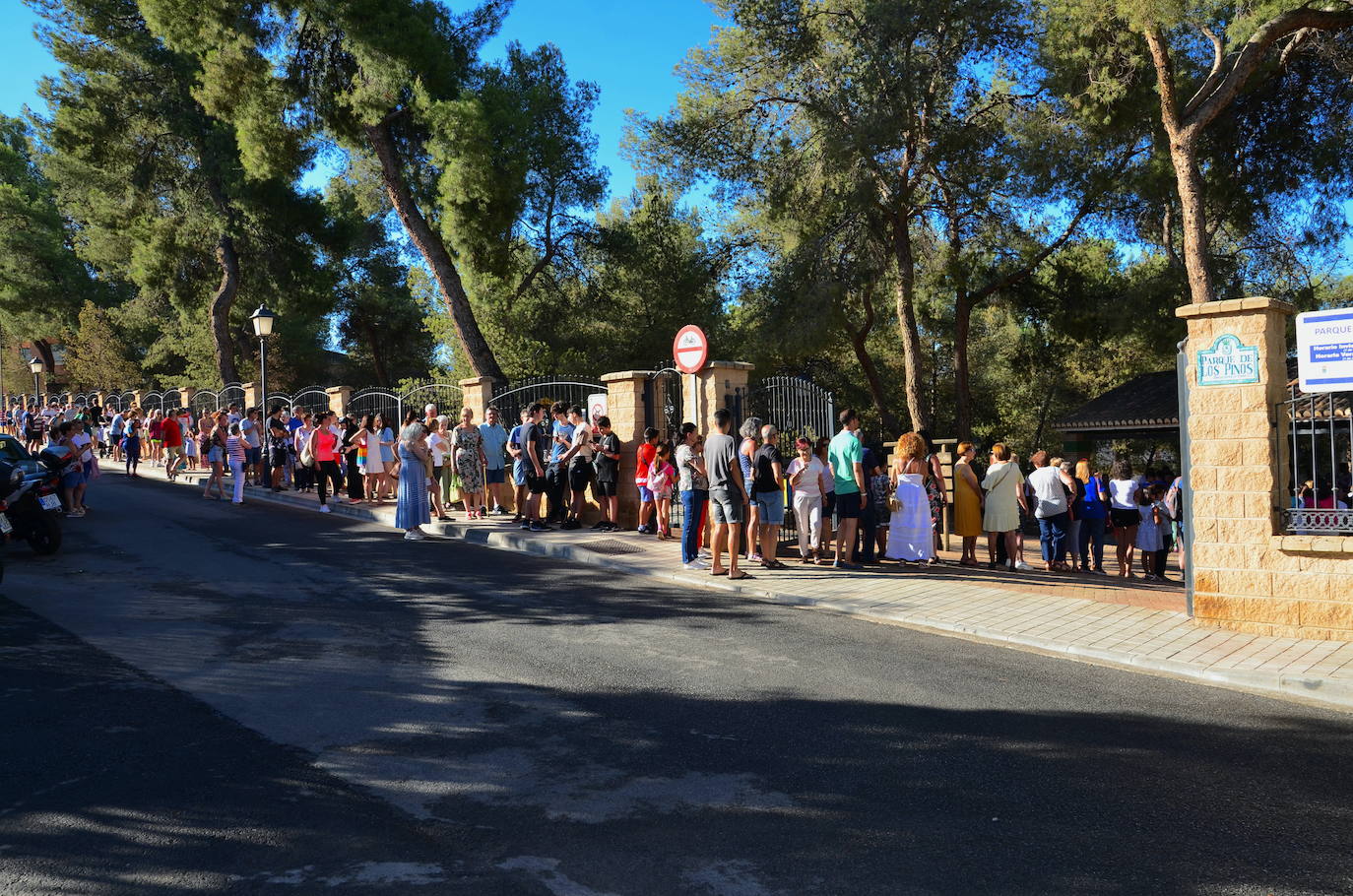 Desayuno popular, con churros, chocolate y la Charanga Vaso Largo, en el Parque de los Pinos de Huétor Vega.