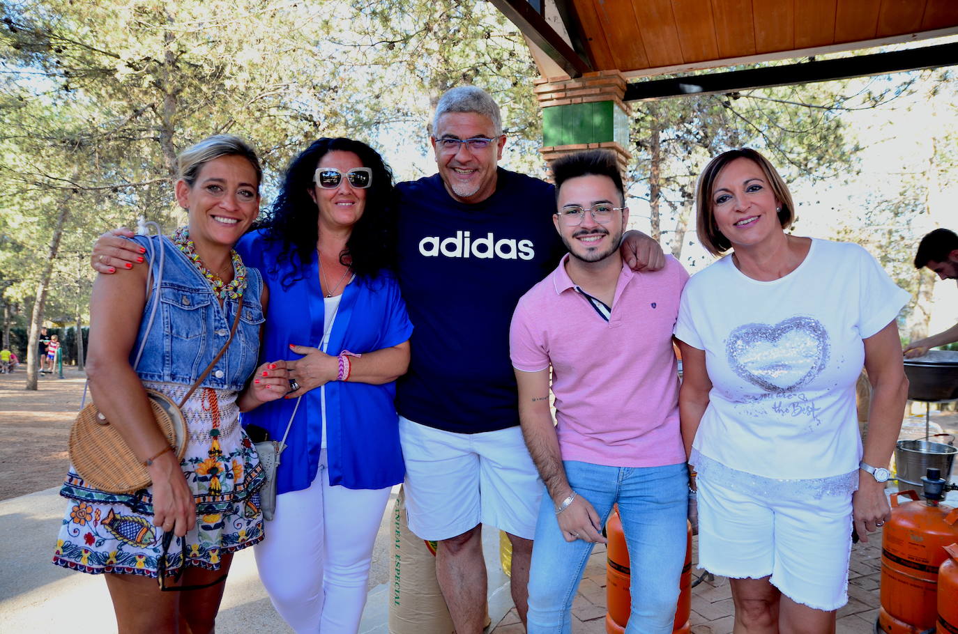 Desayuno popular, con churros, chocolate y la Charanga Vaso Largo, en el Parque de los Pinos de Huétor Vega.