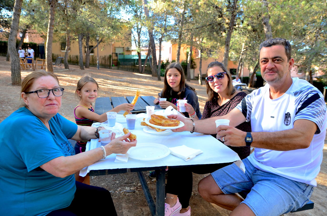 Desayuno popular, con churros, chocolate y la Charanga Vaso Largo, en el Parque de los Pinos de Huétor Vega.