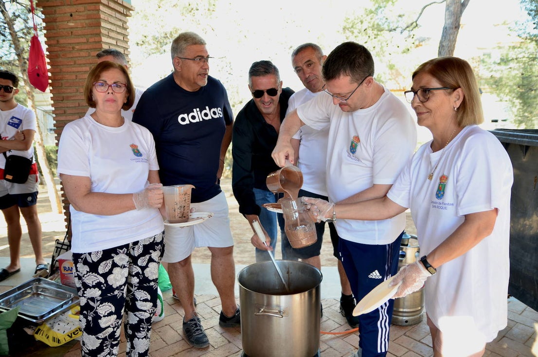 Desayuno popular, con churros, chocolate y la Charanga Vaso Largo, en el Parque de los Pinos de Huétor Vega.