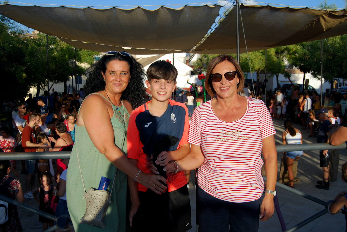 La alcaldesa y la concejala de Fiestas, con uno de los ganadores de las pruebas en la plaza Abdal Malik.