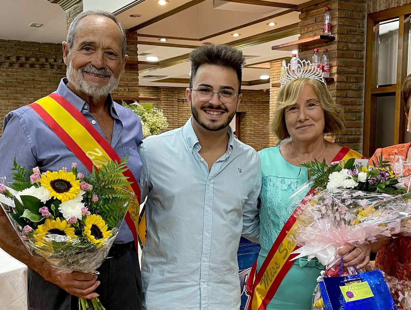 El concejal de Mayores, Adrián Molina, con Antonio y Rosario, reyes de los mayores de San Roque 2022.