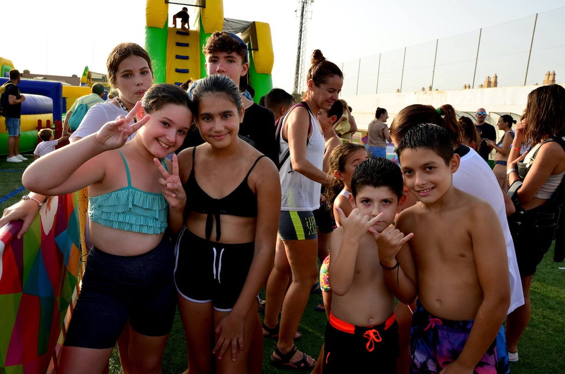 Los niños y niñas de Huétor Vega, en el colchón de agua más grande de Andalucía, instalado en el campo de fútbol municipal.