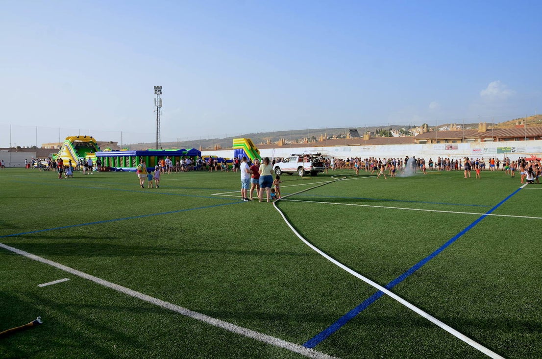 Los niños y niñas de Huétor Vega, en el colchón de agua más grande de Andalucía, instalado en el campo de fútbol municipal.