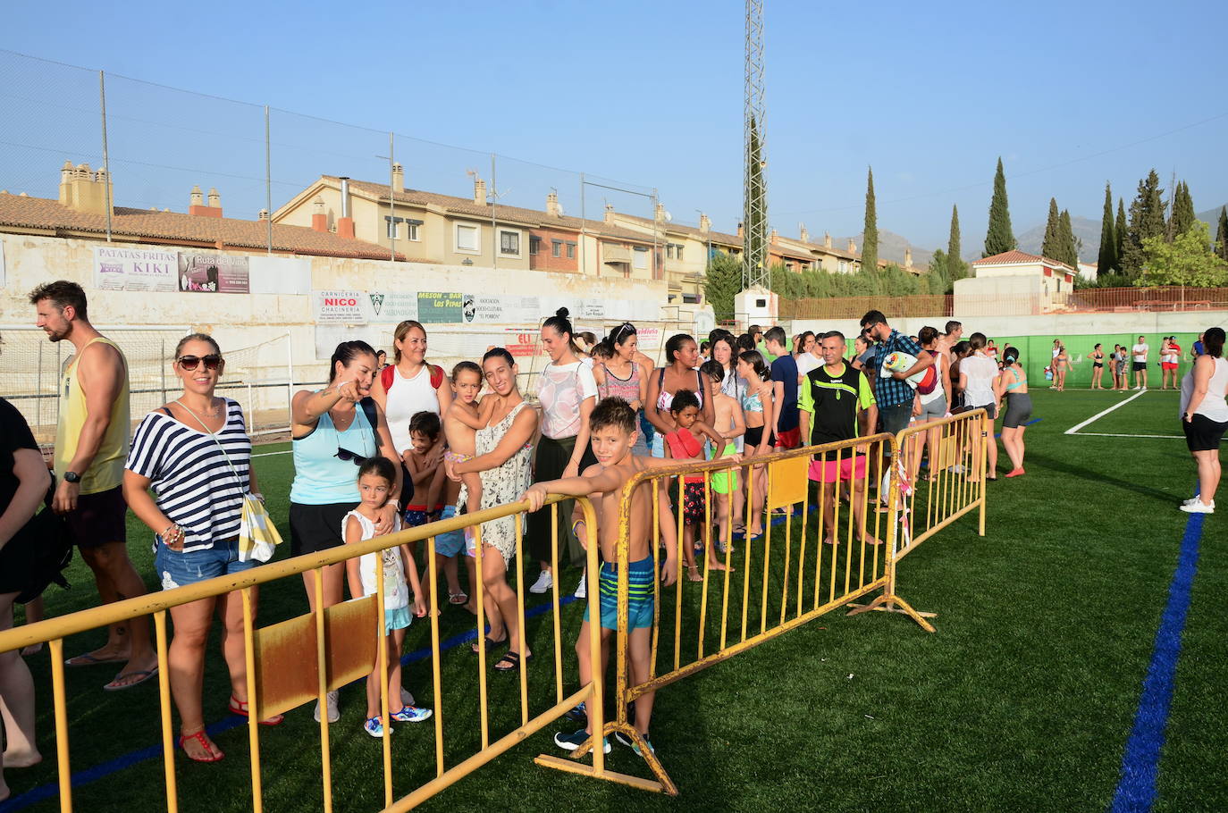 Los niños y niñas de Huétor Vega, en el colchón de agua más grande de Andalucía, instalado en el campo de fútbol municipal.