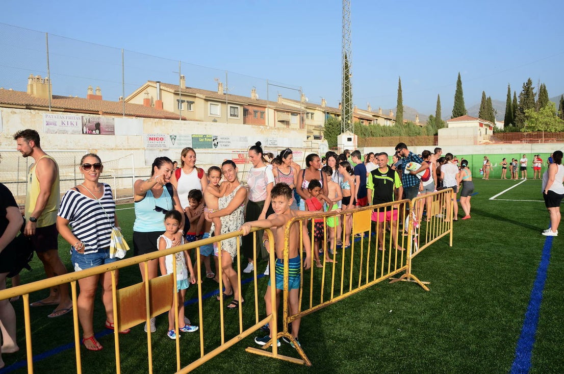 Los niños y niñas de Huétor Vega, en el colchón de agua más grande de Andalucía, instalado en el campo de fútbol municipal.