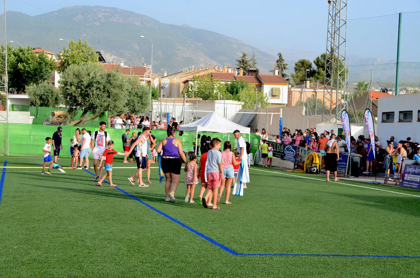 Los niños y niñas de Huétor Vega, en el colchón de agua más grande de Andalucía, instalado en el campo de fútbol municipal.
