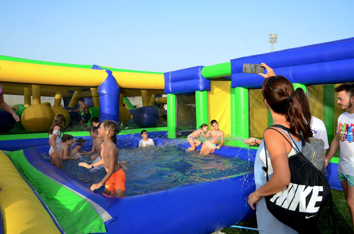Los niños y niñas de Huétor Vega, en el colchón de agua más grande de Andalucía, instalado en el campo de fútbol municipal.